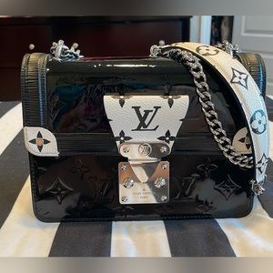 LOUIS VUITTON
Vernis Epi Monogram Wynwood Black White and Vernis Card Case
